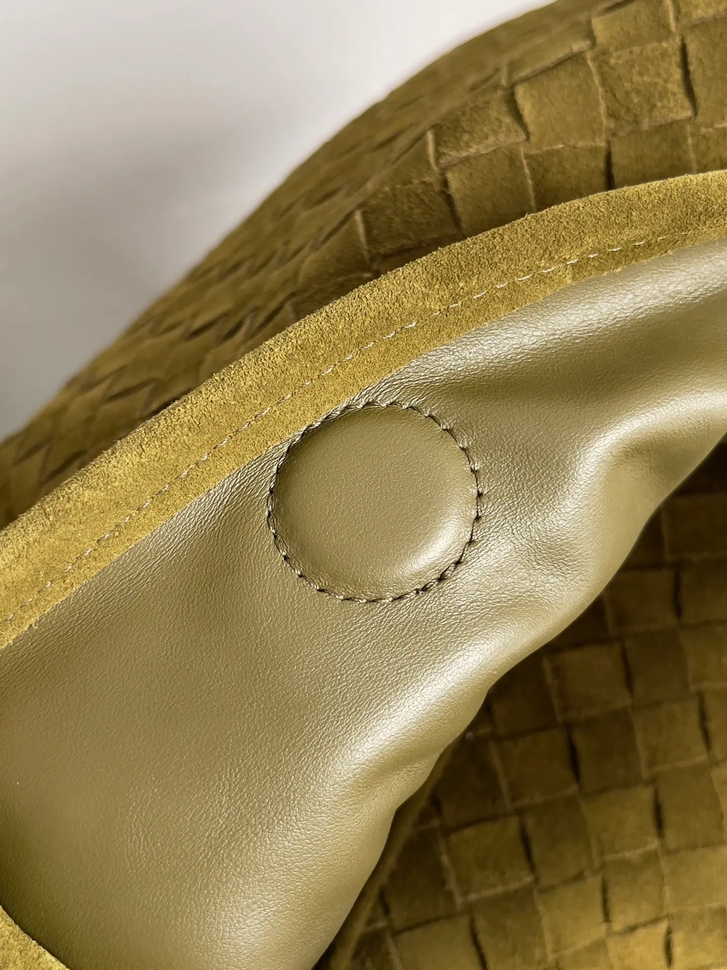 Batch 2160 Recently, I seem to be obsessed with this bag from BV~ The new Hop is really not too beautiful. The whole bag has no seams. The bag body and handles are made of one piece of leather. It embodies the style and essence of Bottega Veneta. It truly represents craftsmanship and creativity. The large size has a very loose and lazy upper body. Big bag lovers will definitely not regret buying it. Style number: 763970 Size: 53*24*13
